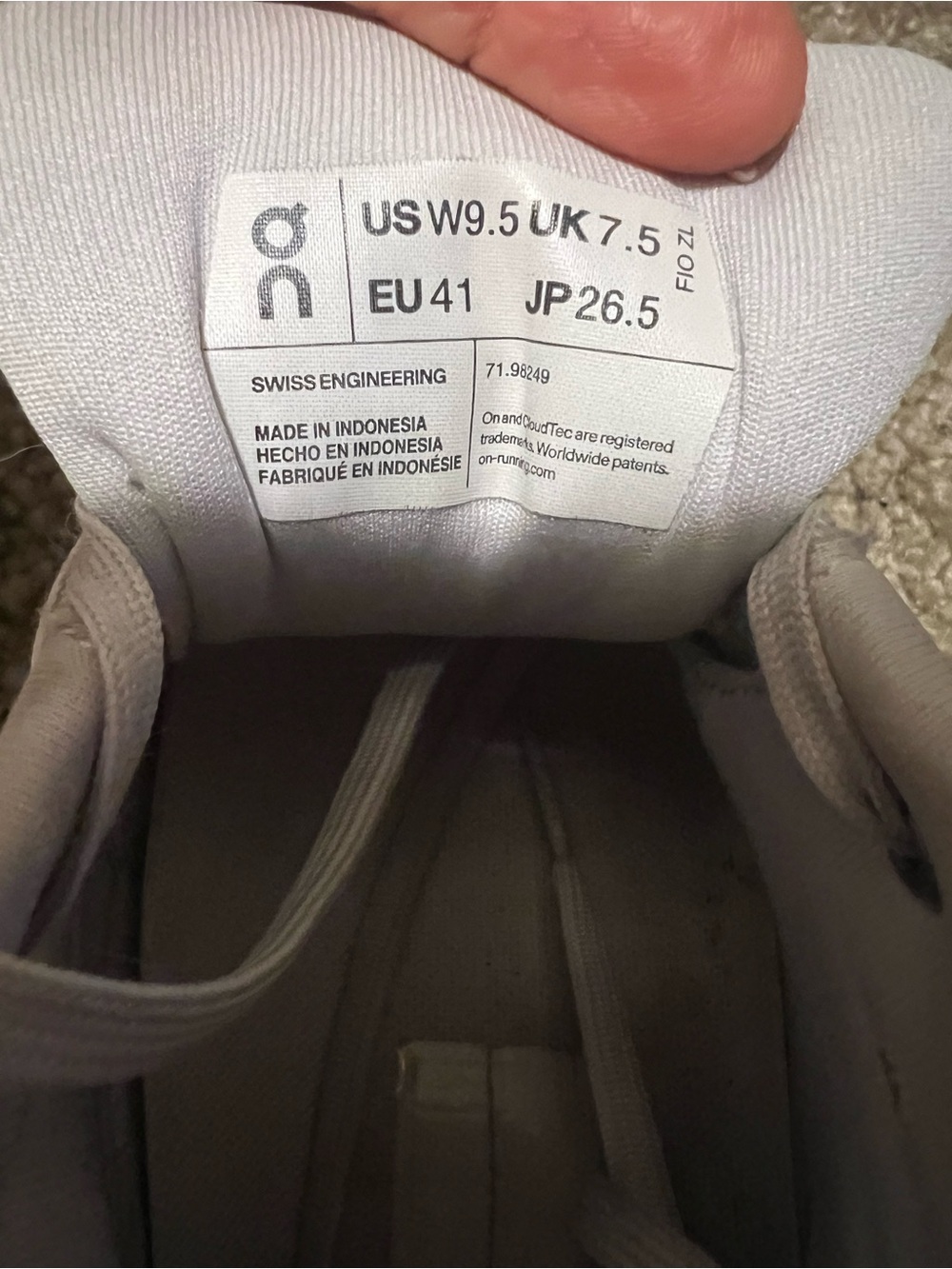 On cloudflyer 4 woman’s 9.5 running shoe - Picture 8 of 11